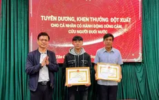 Khen thưởng hai cha con dũng cảm cứu người trong vụ lật thuyền trên sông Gianh