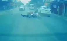 Mải nhìn điện thoại, người điều khiển xe máy bị hất tung sau khi tông thẳng ô tô