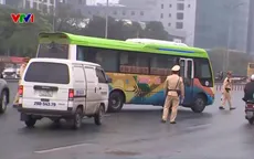 Xử phạt hàng loạt xe khách dừng đỗ, đón trả khách sai quy định ở Hà Nội