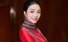 Phạm Thu Hà lần đầu tiên trình diễn trên sàn catwalk tại Nga