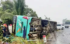Lật xe khách trên Quốc lộ 14 qua Đồng Nai, 3 người thương vong