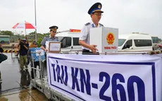 Cử tri TP Hồ Chí Minh “đội mưa” đi bầu cử sớm