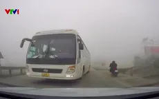 Xe khách vượt ẩu trên đường sương mù