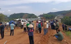 Ô tô lao vào rào tôn trên cao tốc, người trên xe bị thanh sắt đâm trúng ngực