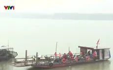 Đò, phà qua sông ở Hà Nội: Nhiều người chấp hành mặc áo phao kiểu “đối phó”