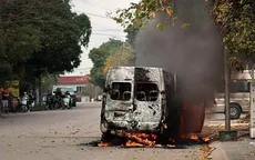 Xe ô tô 16 chỗ cháy rụi trên đường ở Bắc Ninh