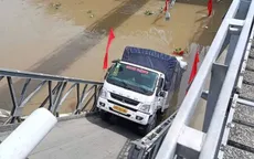 Hiện trường vụ sập cầu tại TP Cần Thơ, phần sau xe tải rơi xuống sông