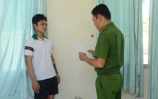 Bắt thanh niên dùng dao đâm bạn gái trọng thương, đâm người can ngăn tử vong