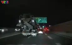 Tài xế xe trộn bê tông gây va chạm rồi tăng ga rời khỏi hiện trường