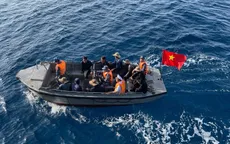 Ngư dân Lý Sơn thực hiện quyền cử tri sớm trên biển