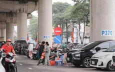 Tái diễn chiếm dụng lòng đường, vỉa hè làm bãi đỗ xe ở Hà Nội