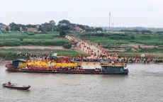 Hơn 1.500 người tham gia lễ hội rước Thánh qua sông Hồng