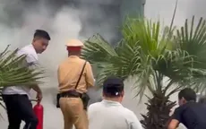 Hà Nội: CSGT cùng người dân dập lửa cứu xe đầu kéo đang bốc cháy trên đường