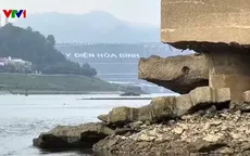 Nước sông Đà xuống thấp lộ cả trụ cầu