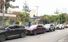 Tranh cãi về đỗ xe ở lòng đường trước nhà dân