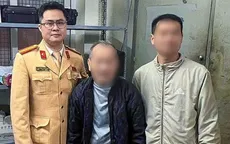 CSGT Hà Nội quét nhận dạng gương mặt, hỗ trợ cụ ông đi lạc về với gia đình