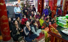 Du khách nườm nượp về Đền Dâu xin lộc đầu xuân