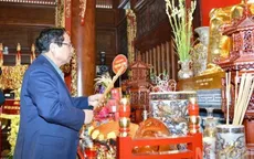 Thủ tướng tưởng nhớ Chủ tịch Hồ Chí Minh và các Anh hùng, liệt sĩ ở Điện Biên