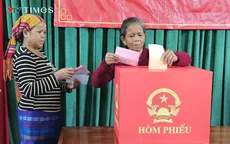 Cử tri vùng biên xã Trường Sơn vượt sông, băng rừng đi bầu cử sớm