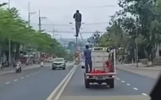 Tài xế xe biển xanh chở người trên thùng xe trái quy định bị xử phạt