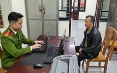 Tài xế ô tô tông văng người phụ nữ lên vỉa hè rồi rời khỏi hiện trường