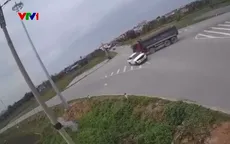 Phóng nhanh qua giao cắt, xe bán tải bị xe tải đâm xoay vòng