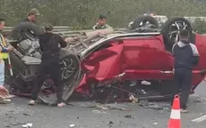 Ô tô lật ngửa, biến dạng trên cao tốc, tài xế may mắn thoát nạn