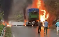 Xe đầu kéo bốc cháy khi đang lưu thông trên Quốc lộ 6, giao thông tắc nghẽn nhiều giờ