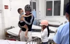 CSGT Đà Nẵng dùng xe đặc chủng đưa bé trai hóc dị vật đi cấp cứu trong đêm