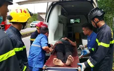 Xe đầu kéo gặp nạn, tài xế mắc kẹt trong cabin