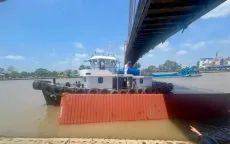 Tàu hàng vướng dây điện trên kênh Chợ Gạo, một container rơi xuống kênh