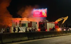 Cháy lớn tại bãi phế liệu ven Quốc lộ 1 ở Lâm Đồng