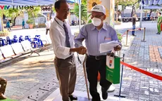 Cụ ông 93 tuổi chống gậy đi bầu cử, tự tay bỏ lá phiếu gửi gắm niềm tin