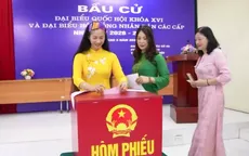 Cử tri nhiều thế hệ hòa nhịp ngày hội non sông