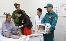 Mang hòm phiếu bầu cử tới tận giường bệnh