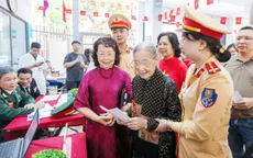 Cụ bà 101 tuổi được CSGT Hà Nội hỗ trợ đi bỏ phiếu