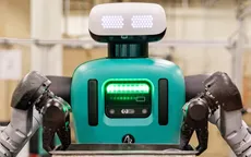 Robot hình người bắt đầu làm việc trong nhà máy phụ tùng ô tô