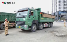 CSGT xử lý hàng loạt xe tải làm rơi vãi bùn đất trên đường phố Hà Nội