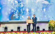 Đại sứ Nhật Bản trao tặng Bằng khen của Bộ Ngoại giao cho Chủ tịch Hội đồng Trường Quốc tế Nhật Bản
