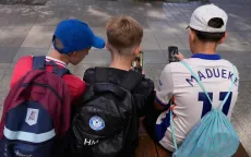 Anh cân nhắc hạn chế mạng xã hội, thanh thiếu niên nói gì?