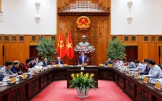 Thủ tướng: Dứt khoát không để thiếu xăng dầu trong mọi trường hợp, xem xét bố trí ngân sách để hỗ trợ bình ổn giá