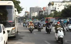 Nhiều xe khách dừng đỗ sai quy định để chờ giờ vào nội đô Hà Nội