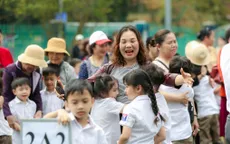 Ấm áp khoảnh khắc học sinh bên ông bà trước Ngày Quốc tế Hạnh phúc