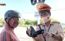 Ghi hình xử phạt người cố vượt đường sắt khi tàu sắp đến