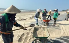 Gió chướng thổi mạnh, cát biển phủ kín Bãi Sau ở TP Hồ Chí Minh