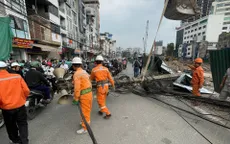 Đổ cột điện trên phố Đê La Thành (Hà Nội)