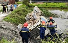 Giải cứu người đàn ông mắc kẹt trong xe trộn bê tông bị lật xuống ao