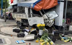 Xe tải chạy ngược chiều, lao lên vỉa hè húc sập sạp trái cây ở TP Hồ Chí Minh