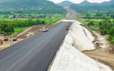 Cảnh báo người dân không đi vào cao tốc đang thi công