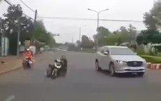 Ô tô con lao nhanh, đâm ngã người đi xe máy rồi bỏ đi